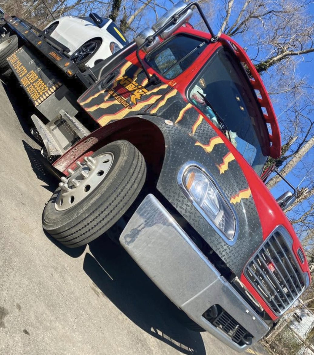Front of an ARNAZ flatbed tow truck